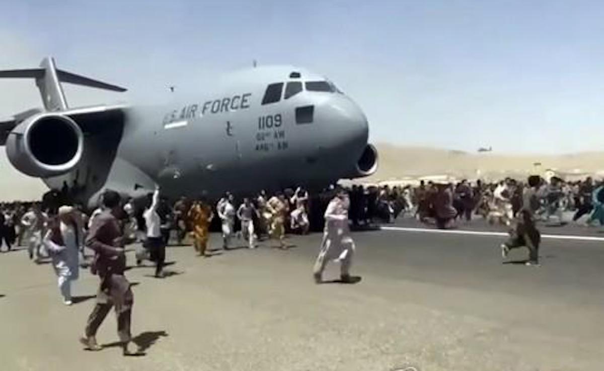 134명 정원 C-17 수송기에 600여명…긴박했던 카불 탈출 | 아프간 | 탈레반 | 에포크타임스